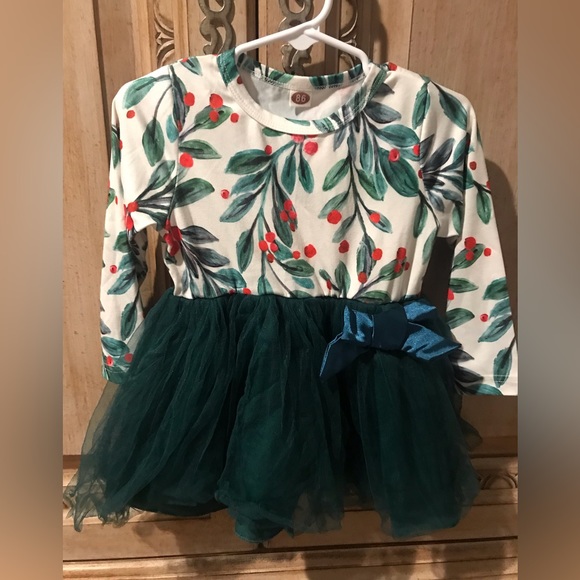 Vintage Looking 12-18month Dresses, Both Gold & Purple ones are velvet material - Picture 6 of 11